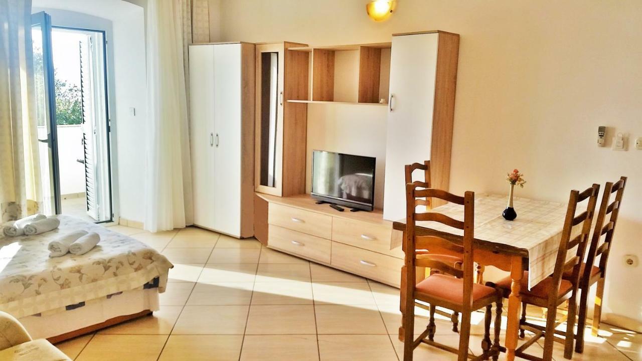 Obala Apartment & Studios Malinska Kültér fotó