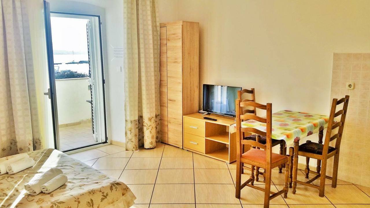 Obala Apartment & Studios Malinska Kültér fotó