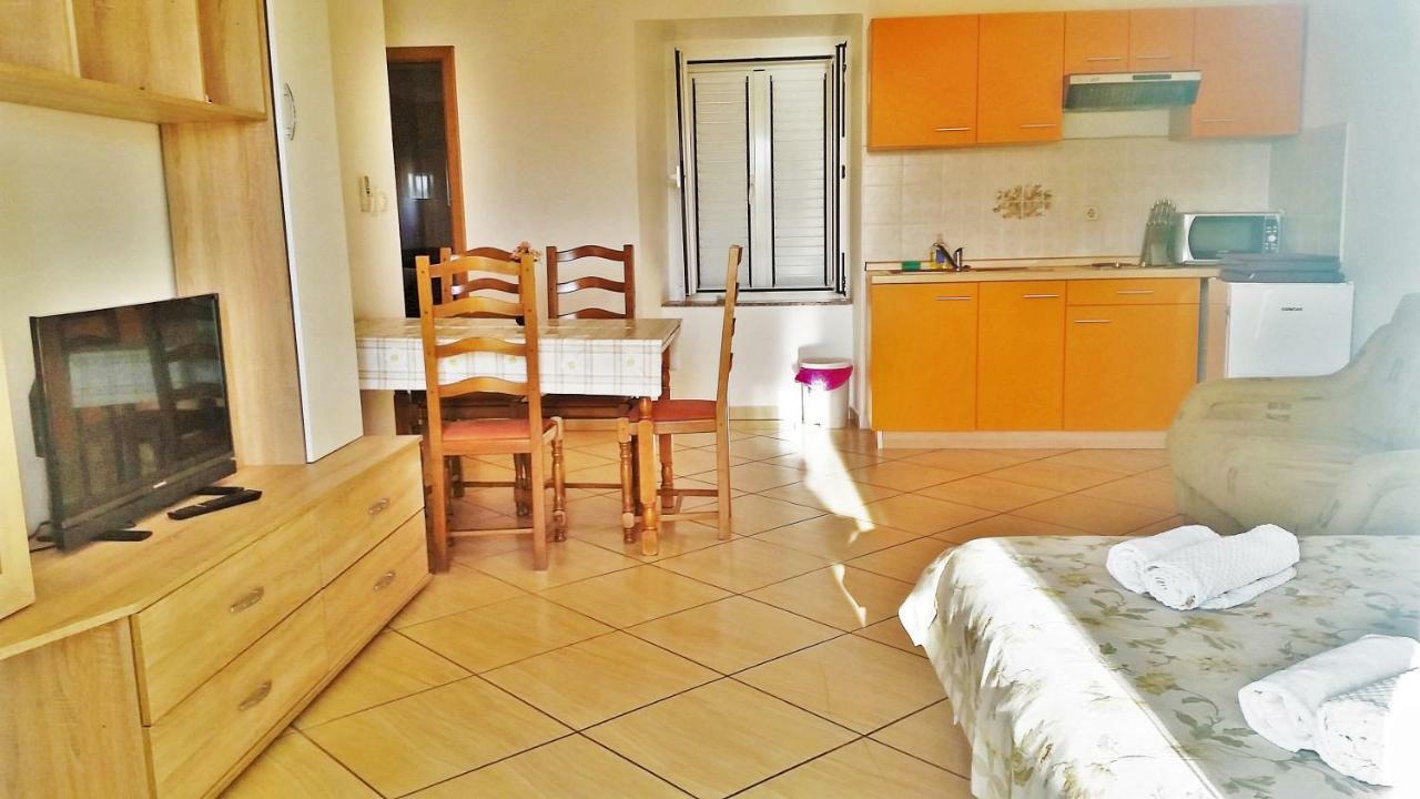 Obala Apartment & Studios Malinska Kültér fotó