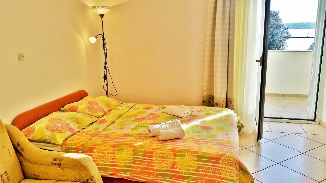 Obala Apartment & Studios Malinska Kültér fotó