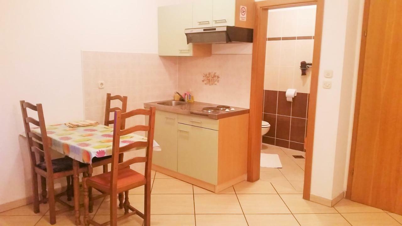 Obala Apartment & Studios Malinska Kültér fotó