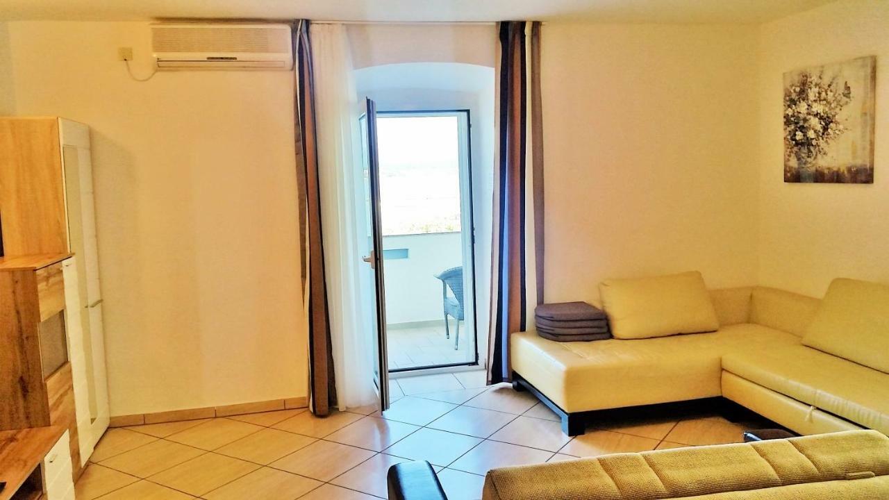 Obala Apartment & Studios Malinska Kültér fotó